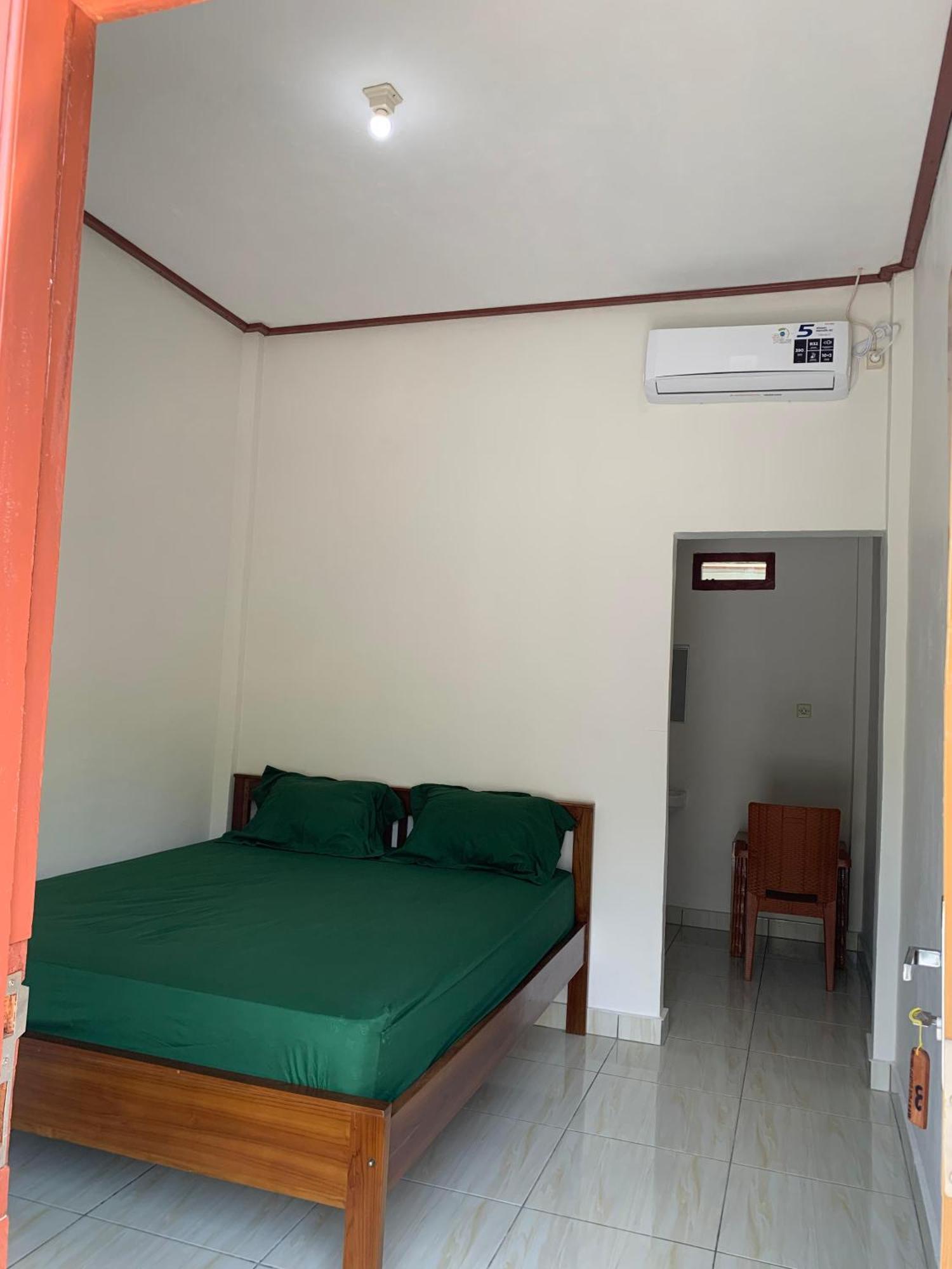 Bertus Guesthouse Labuan Bajo Exterior photo