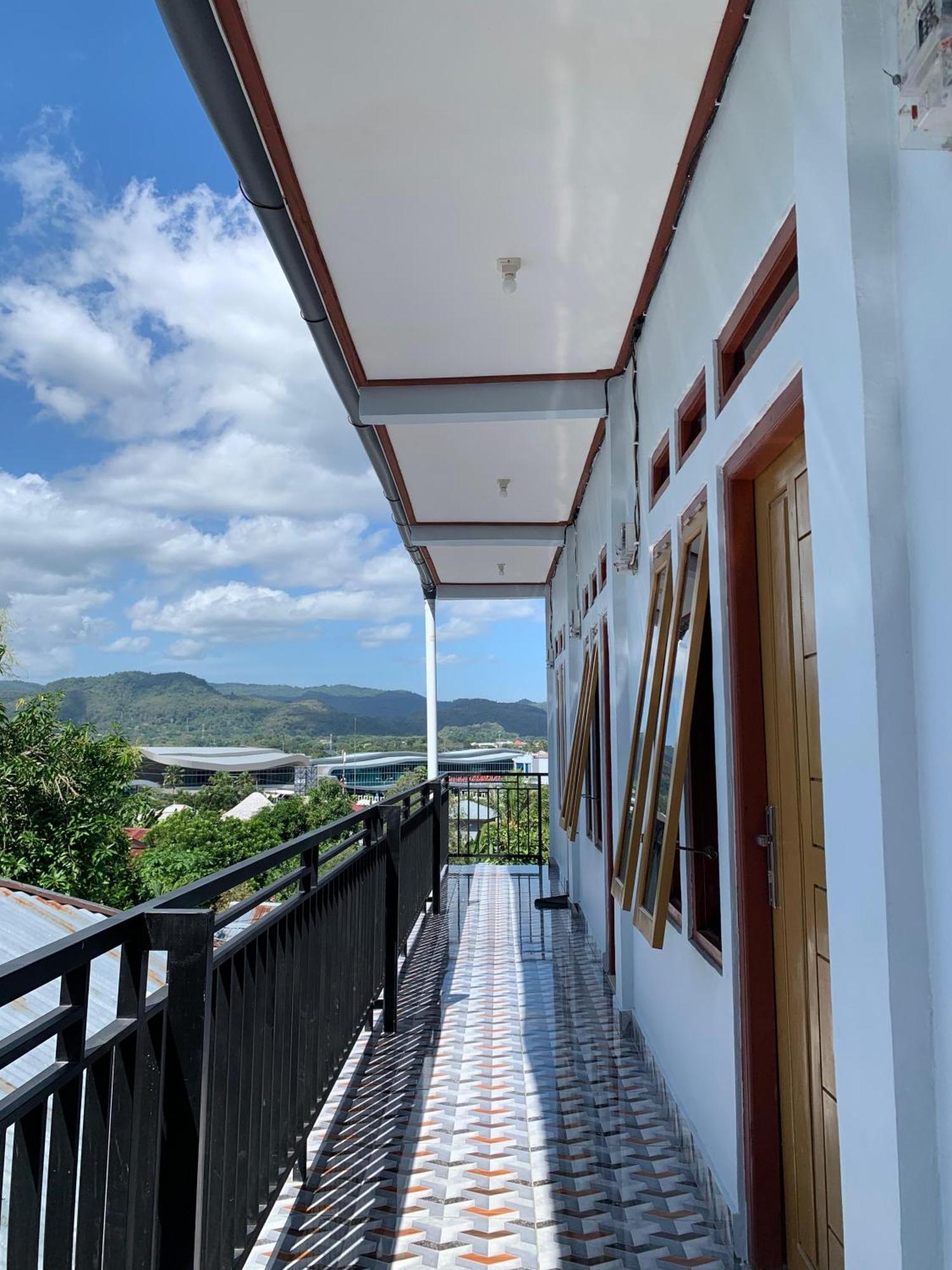 Bertus Guesthouse Labuan Bajo Exterior photo
